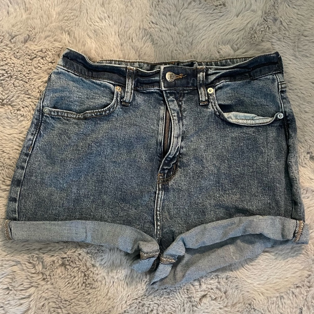 Cute denim shorts! Amazing for summer and never worn!